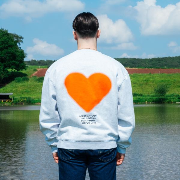 Arbor Antwerp Orange Faded Heart Sweater Grijs