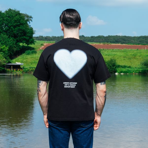 Arbor Antwerp White Faded Heart T-shirt Zwart